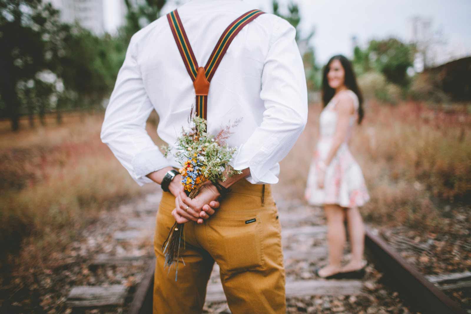 Man tries to surprise a Colombian woman with flowers